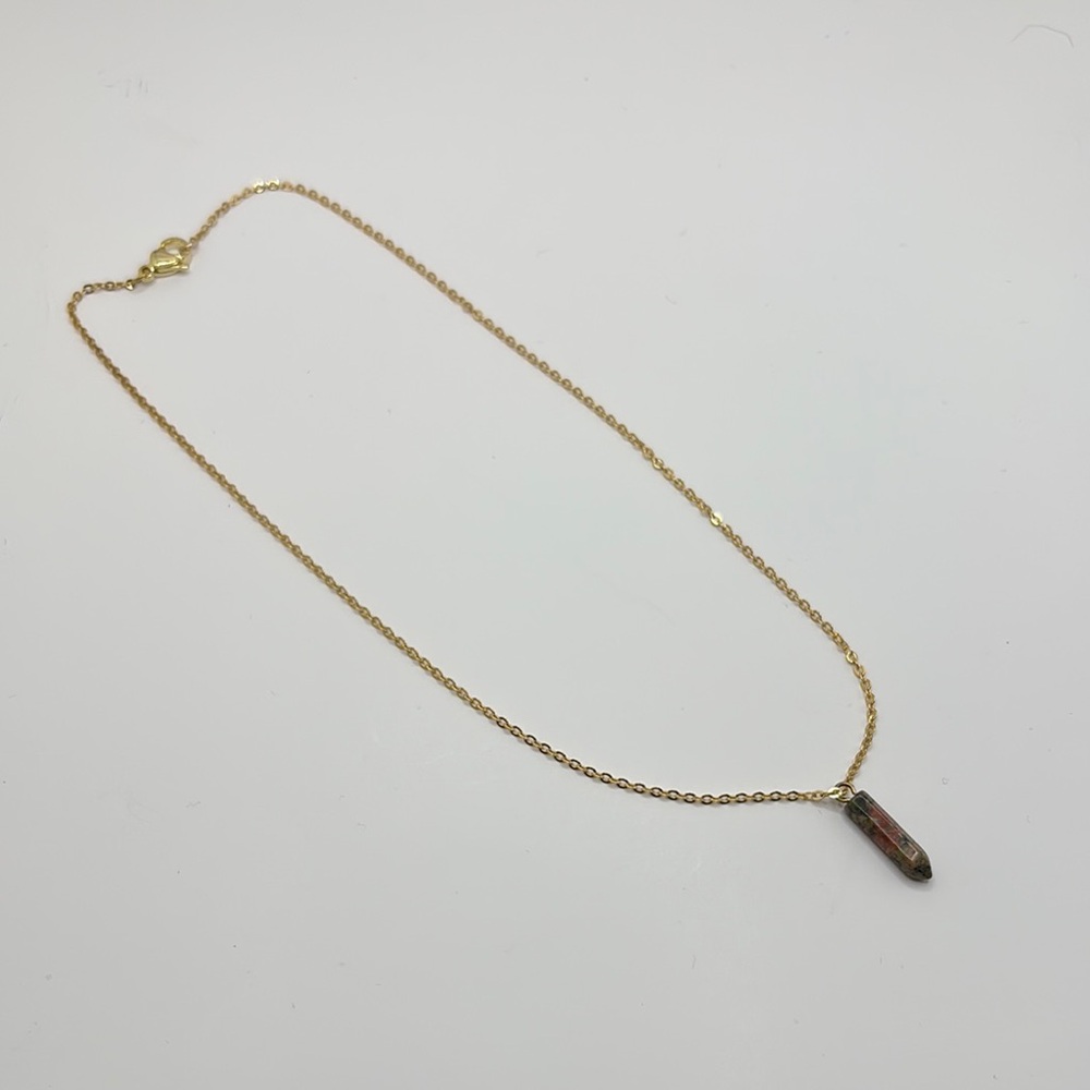 Elegant Gold Pendant Necklace